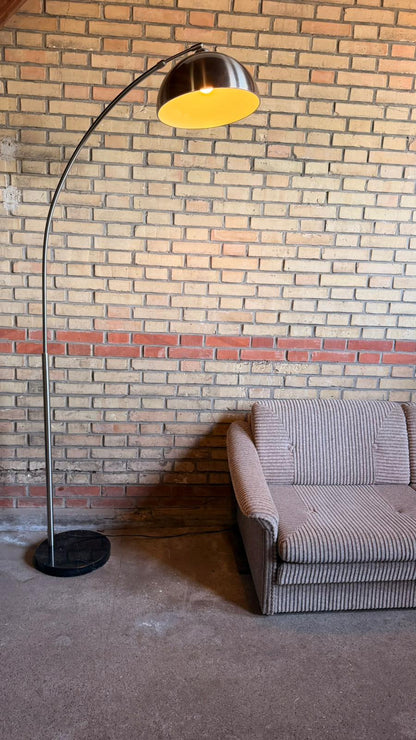 Bogenlampe mit Marmorfuss und gebürstetem Metall