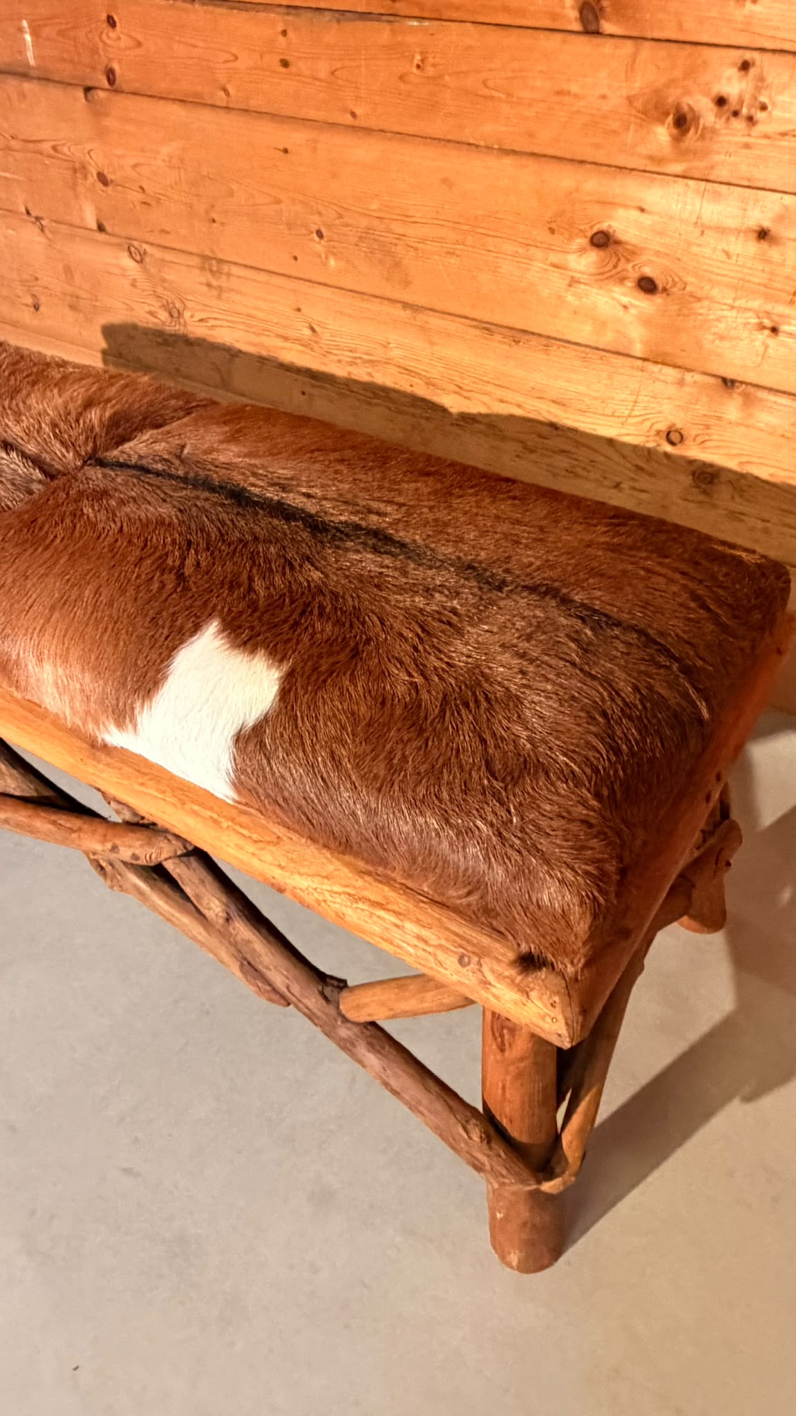 Rustikale Holzbank mit Echtfell im Chalet-Stil