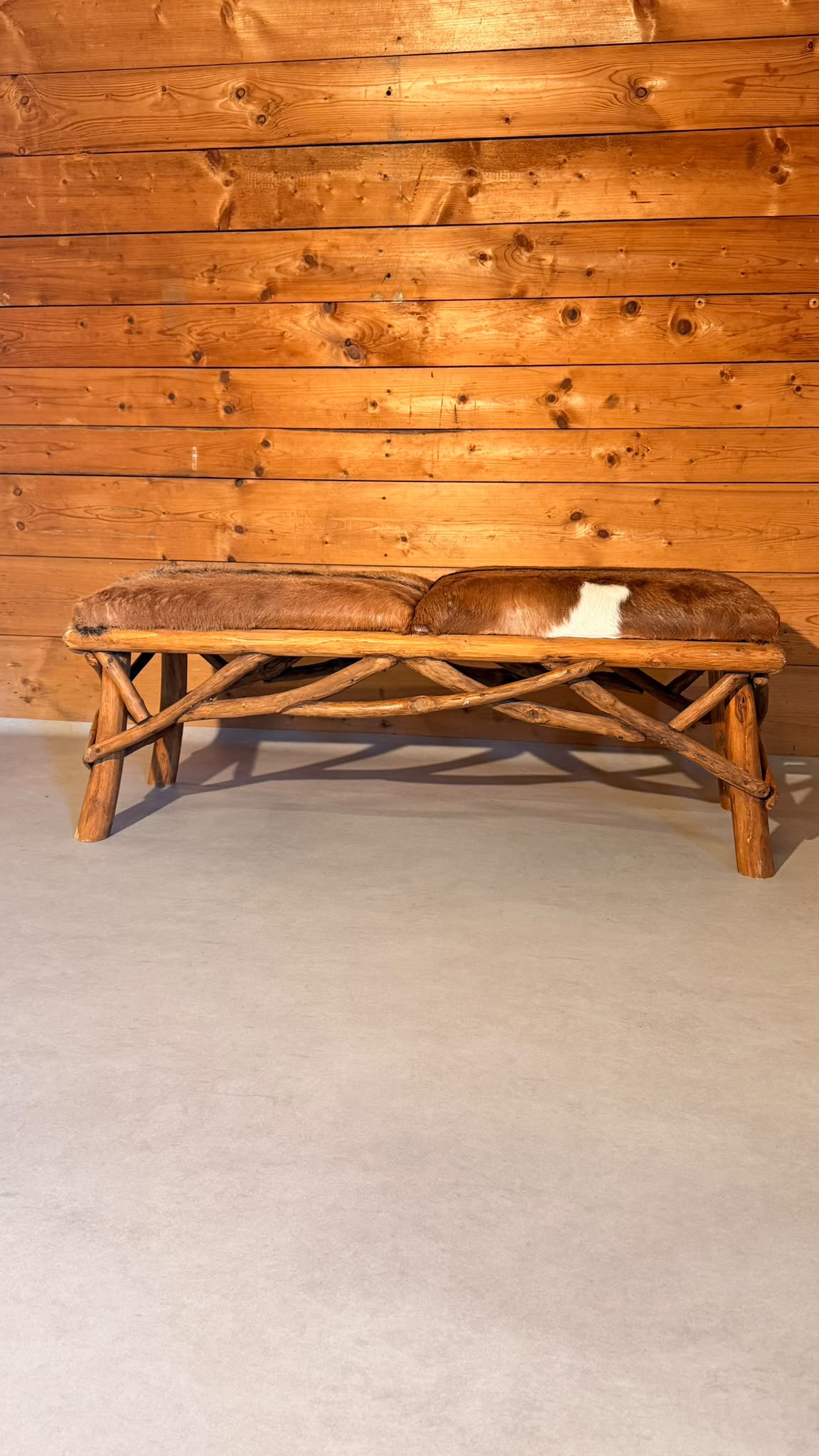 Rustikale Holzbank mit Echtfell im Chalet-Stil