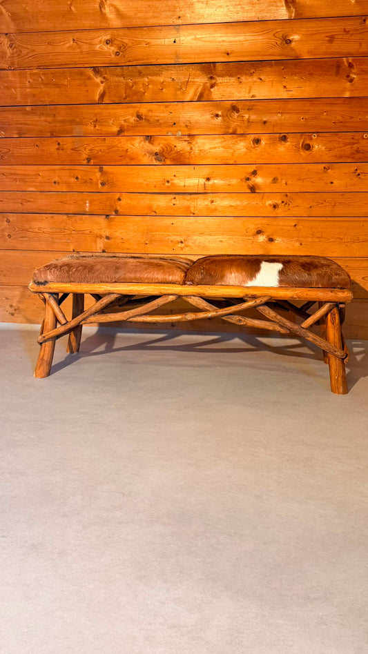 Rustikale Holzbank mit Echtfell im Chalet-Stil