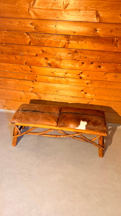 Rustikale Holzbank mit Echtfell im Chalet-Stil