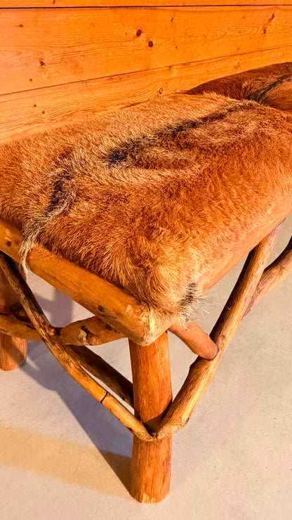 Rustikale Holzbank mit Echtfell im Chalet-Stil
