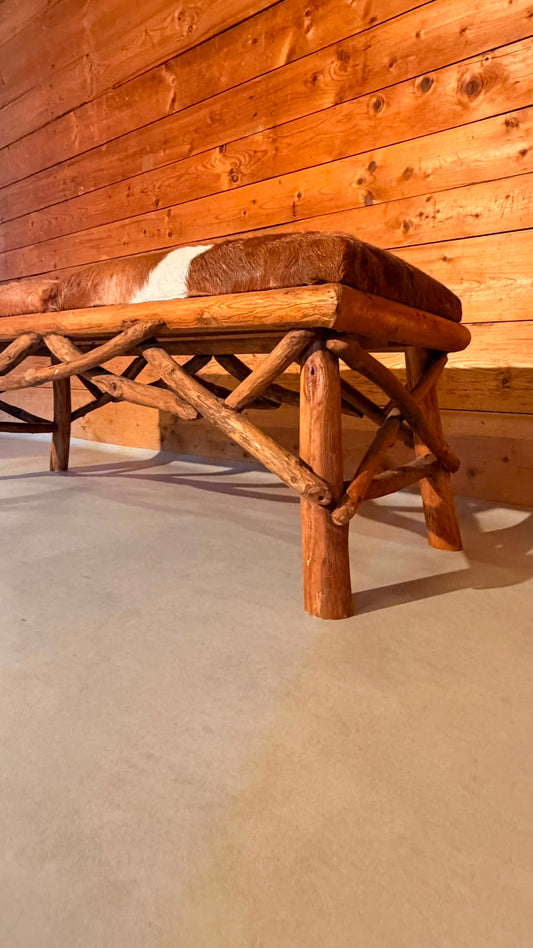 Rustikale Holzbank mit Echtfell im Chalet-Stil