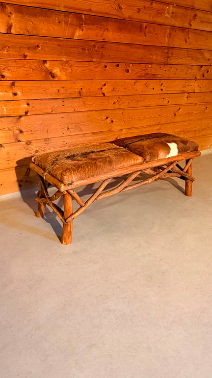 Rustikale Holzbank mit Echtfell im Chalet-Stil
