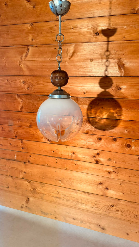 Italienische Mid-Century Hängelampe Opalglas Holz Kugellampe