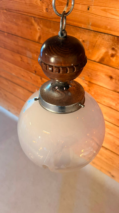 Italienische Mid-Century Hängelampe Opalglas Holz Kugellampe