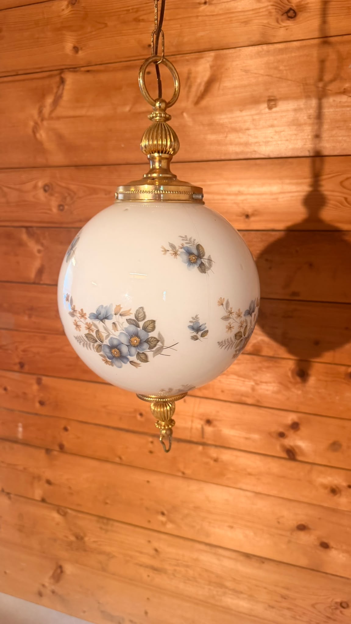 Vintage Hängelampe Opalglas Messing Blumenmuster aus Italien
