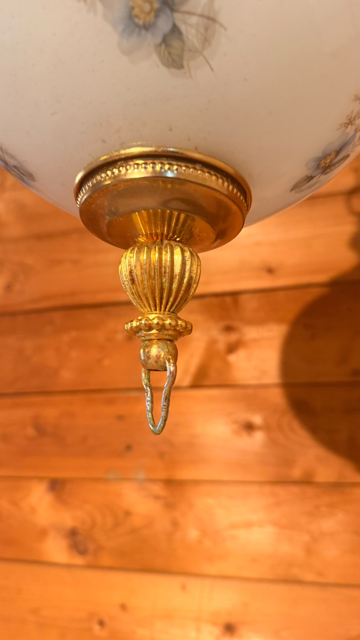 Vintage Hängelampe Opalglas Messing Blumenmuster aus Italien