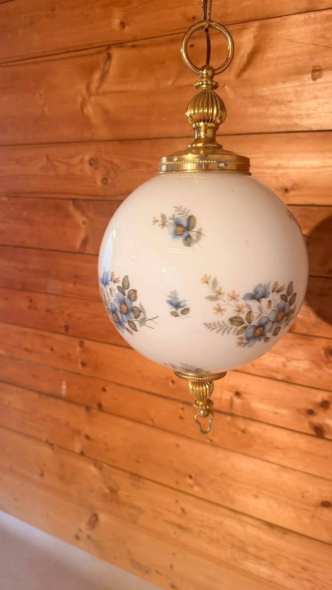 Vintage Hängelampe Opalglas Messing Blumenmuster aus Italien