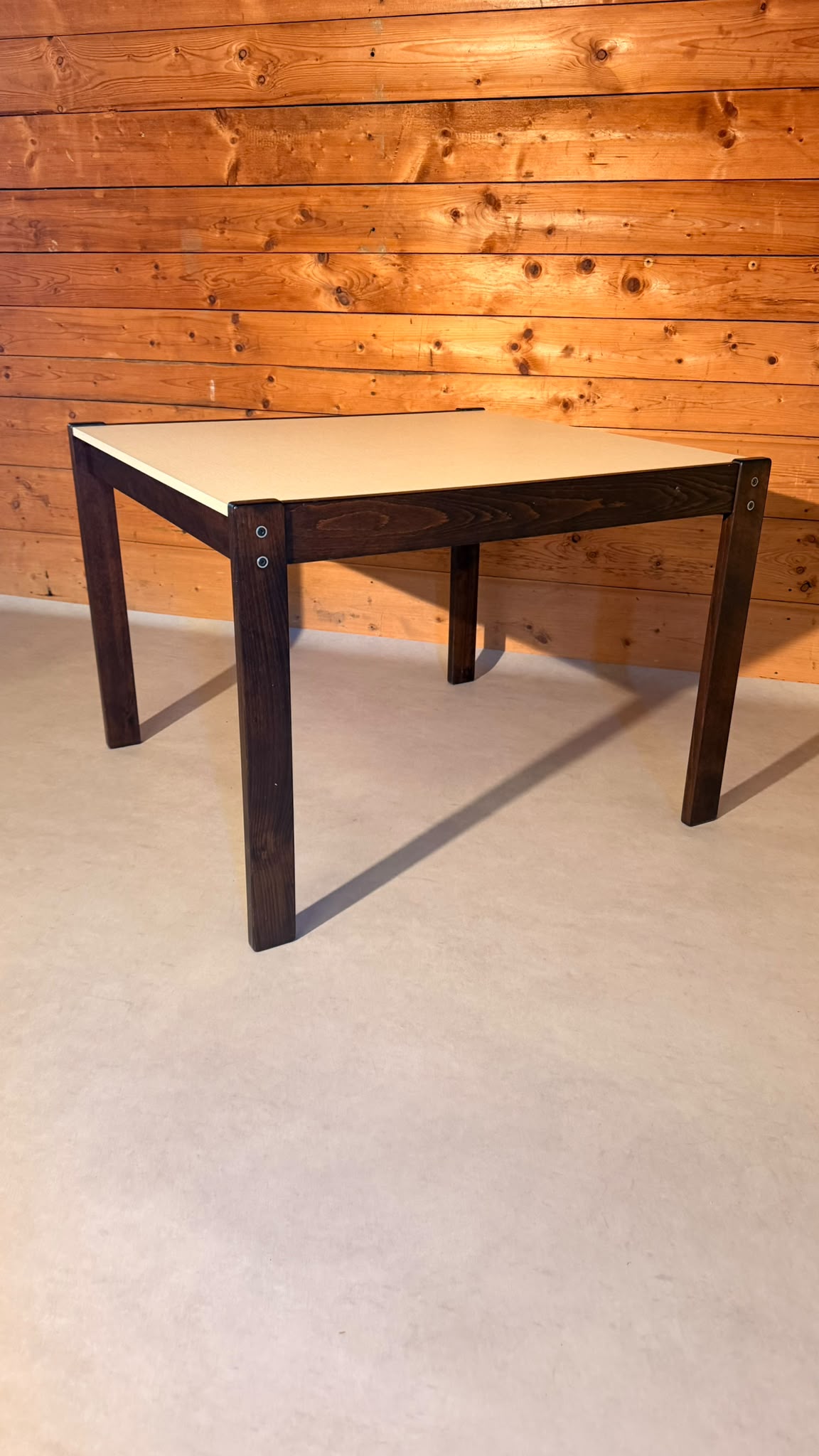 Vintage Tisch mit dunklen Holzbeinen und helle Tischplatte