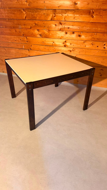 Vintage Tisch mit dunklen Holzbeinen und helle Tischplatte
