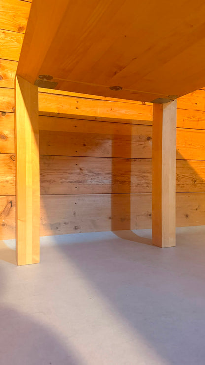 Design Esstisch aus Massivholz und filigraner Tischplatte