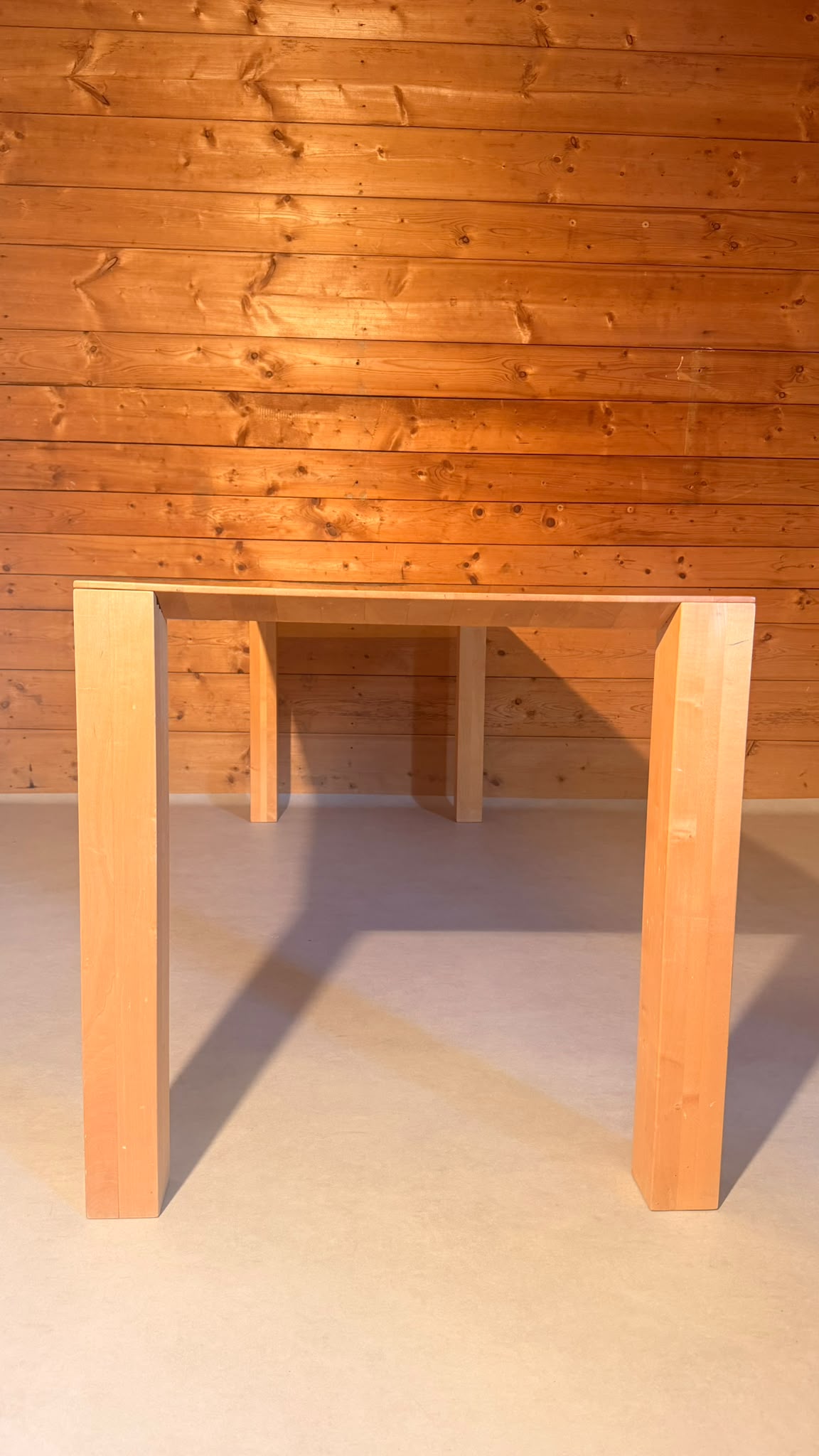Design Esstisch aus Massivholz und filigraner Tischplatte