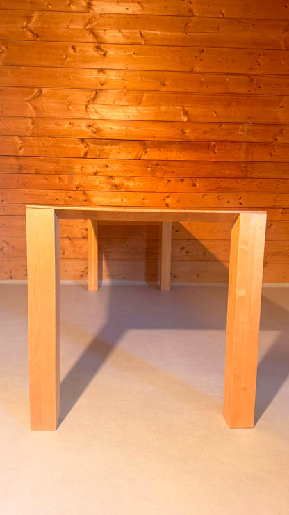 Design Esstisch aus Massivholz und filigraner Tischplatte