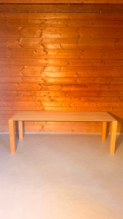 Design Esstisch aus Massivholz und filigraner Tischplatte