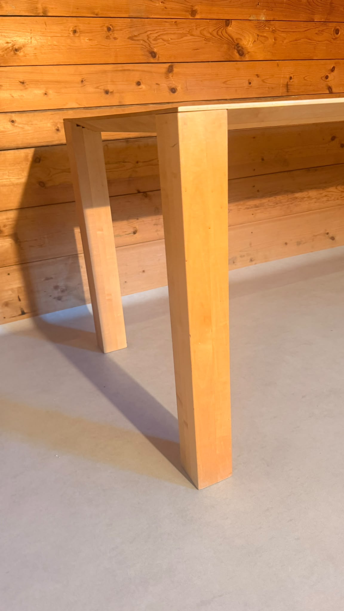 Design Esstisch aus Massivholz und filigraner Tischplatte