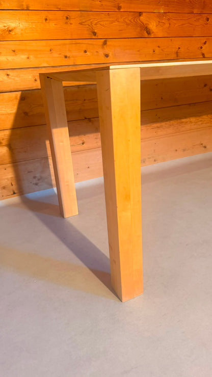 Design Esstisch aus Massivholz und filigraner Tischplatte