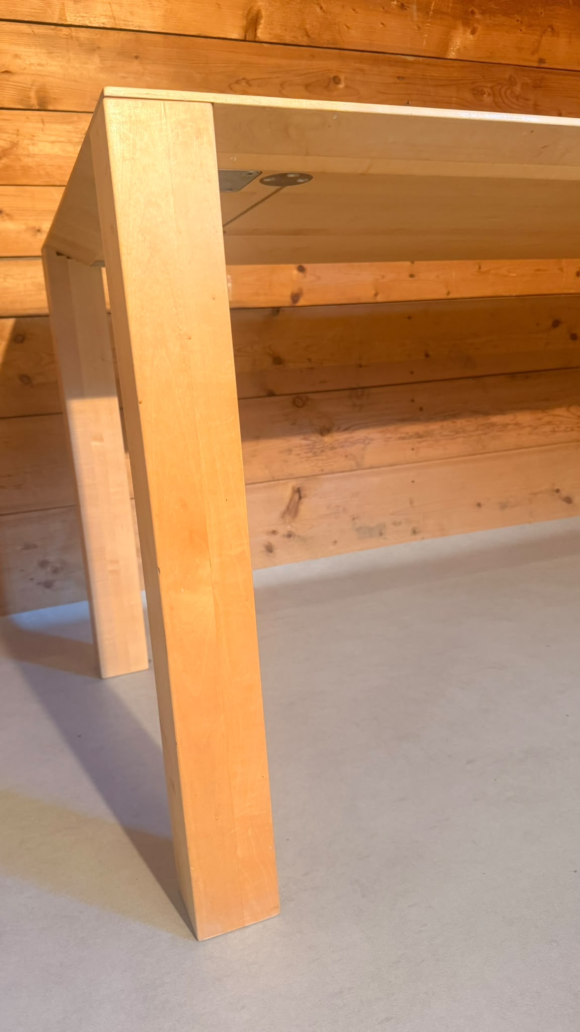 Design Esstisch aus Massivholz und filigraner Tischplatte