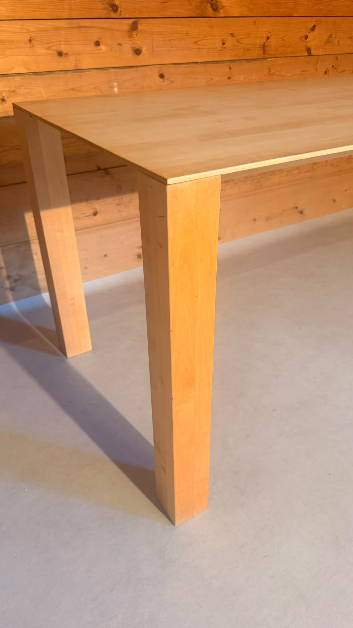 Design Esstisch aus Massivholz und filigraner Tischplatte