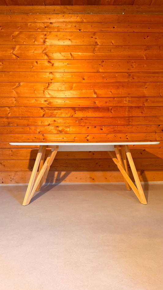 Design Tisch in weiss mit Holzgestell im Skandi Stil