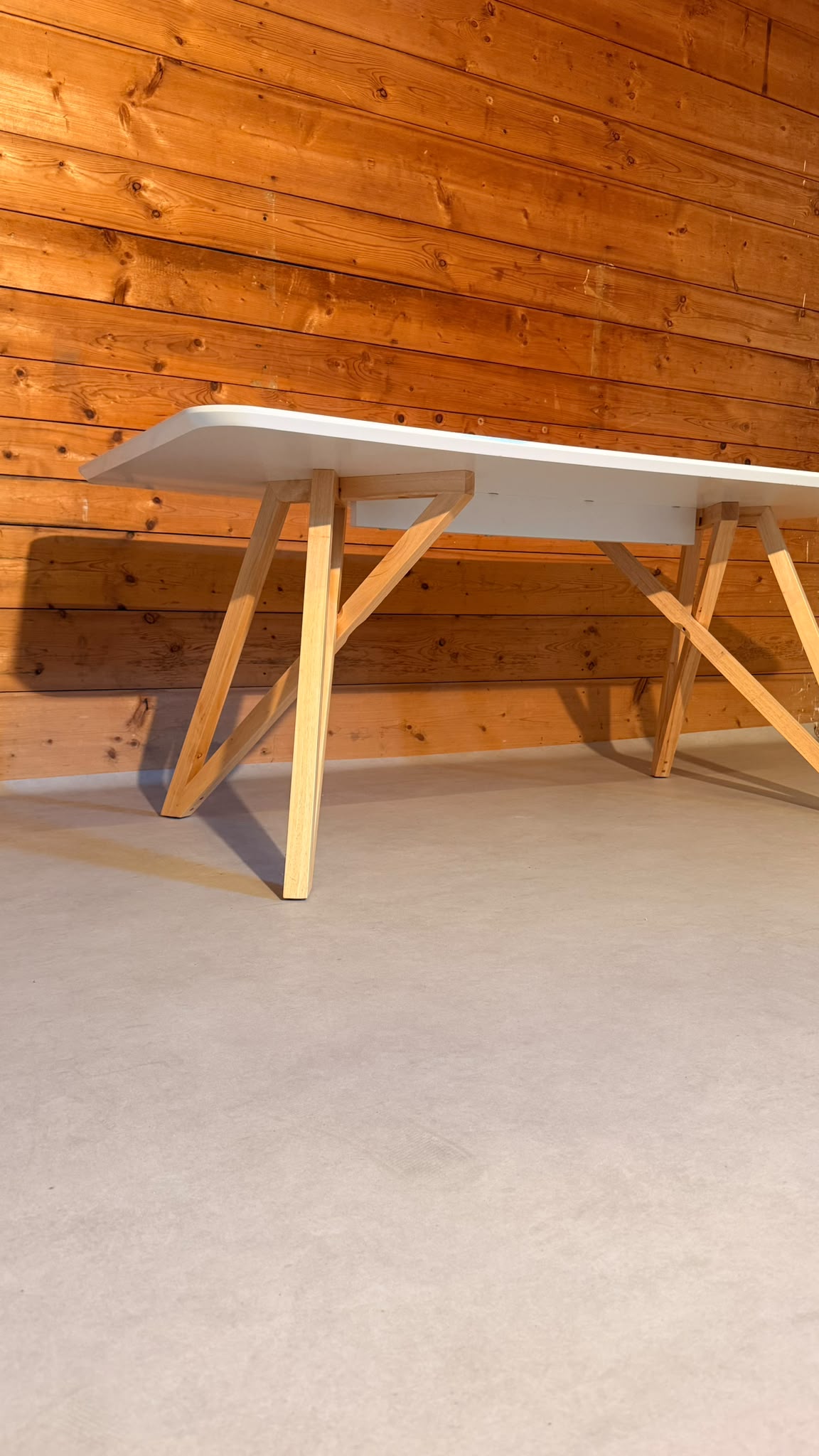 Design Tisch in weiss mit Holzgestell im Skandi Stil