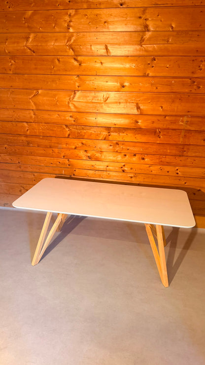 Design Tisch in weiss mit Holzgestell im Skandi Stil