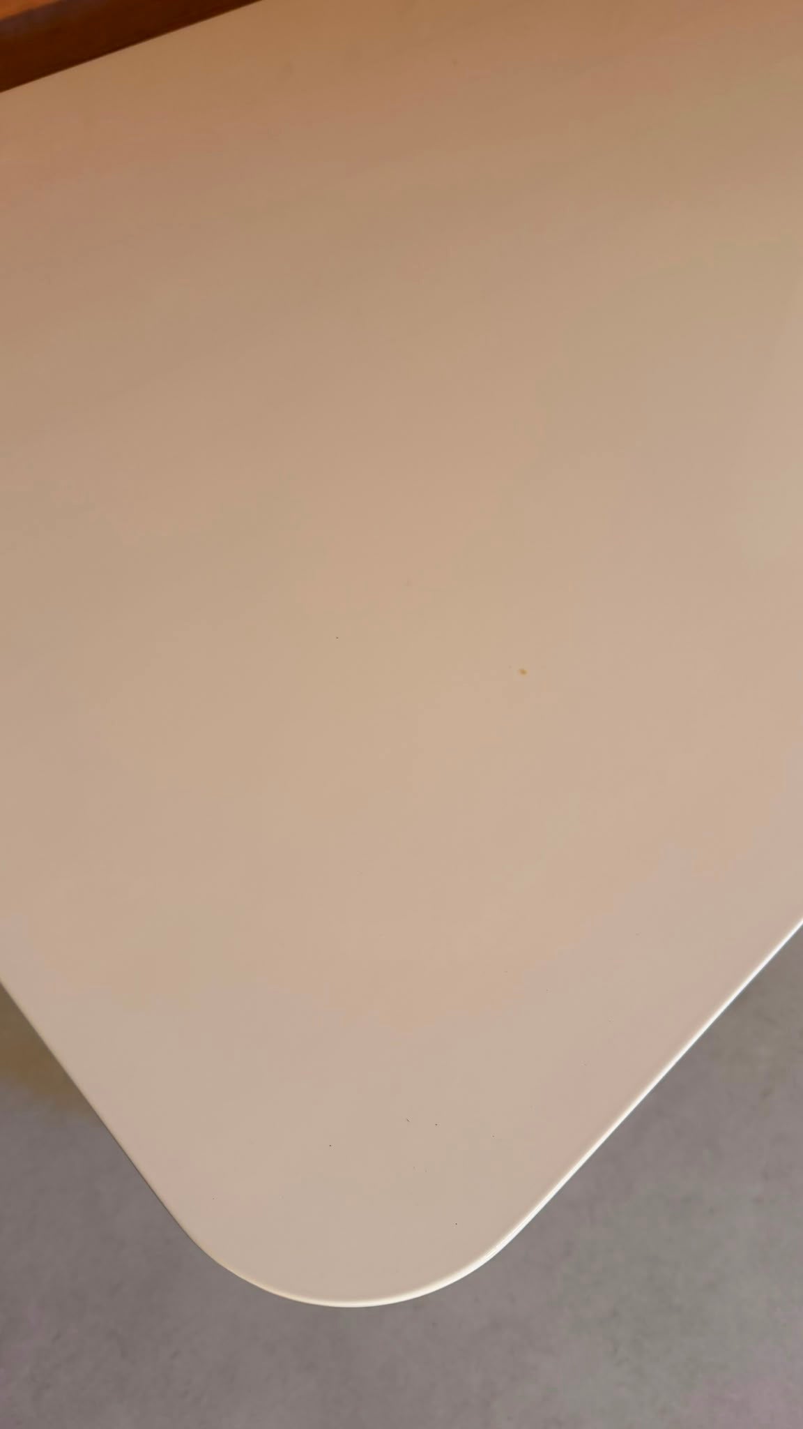 Design Tisch in weiss mit Holzgestell im Skandi Stil