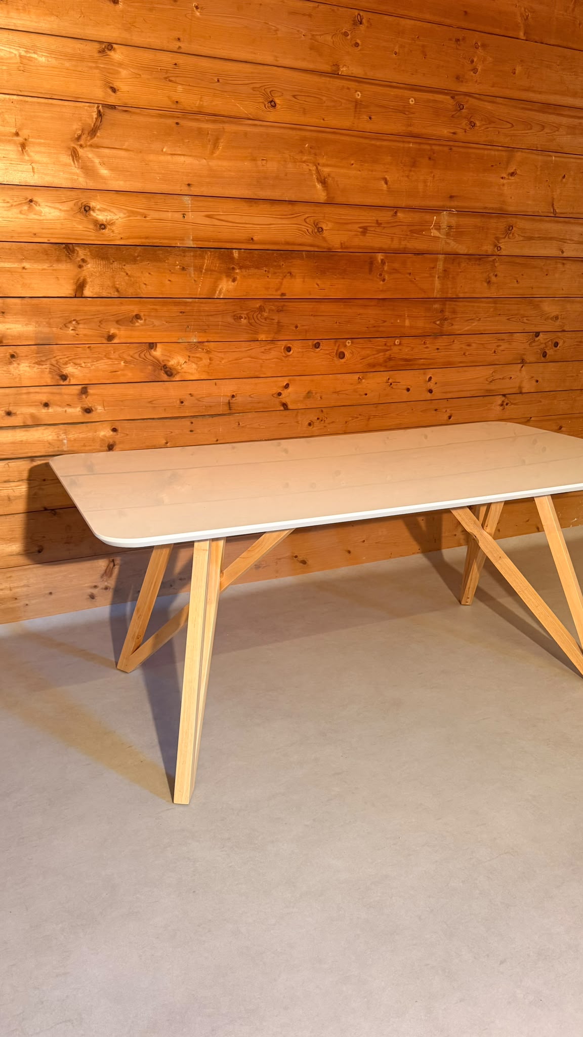 Design Tisch in weiss mit Holzgestell im Skandi Stil