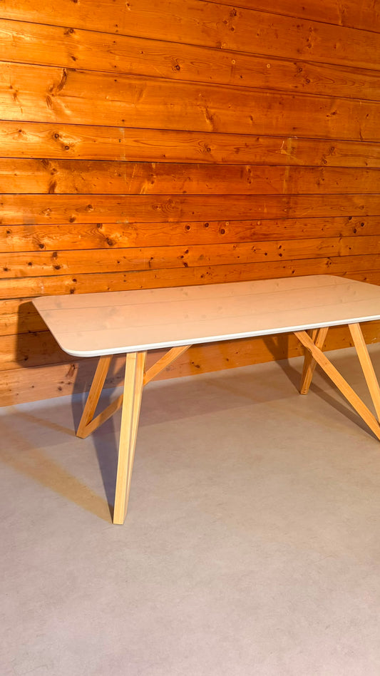 Design Tisch in weiss mit Holzgestell im Skandi Stil