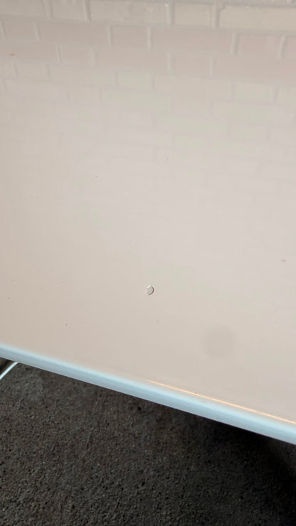 Design Tisch in weiss mit Holzgestell im Skandi Stil