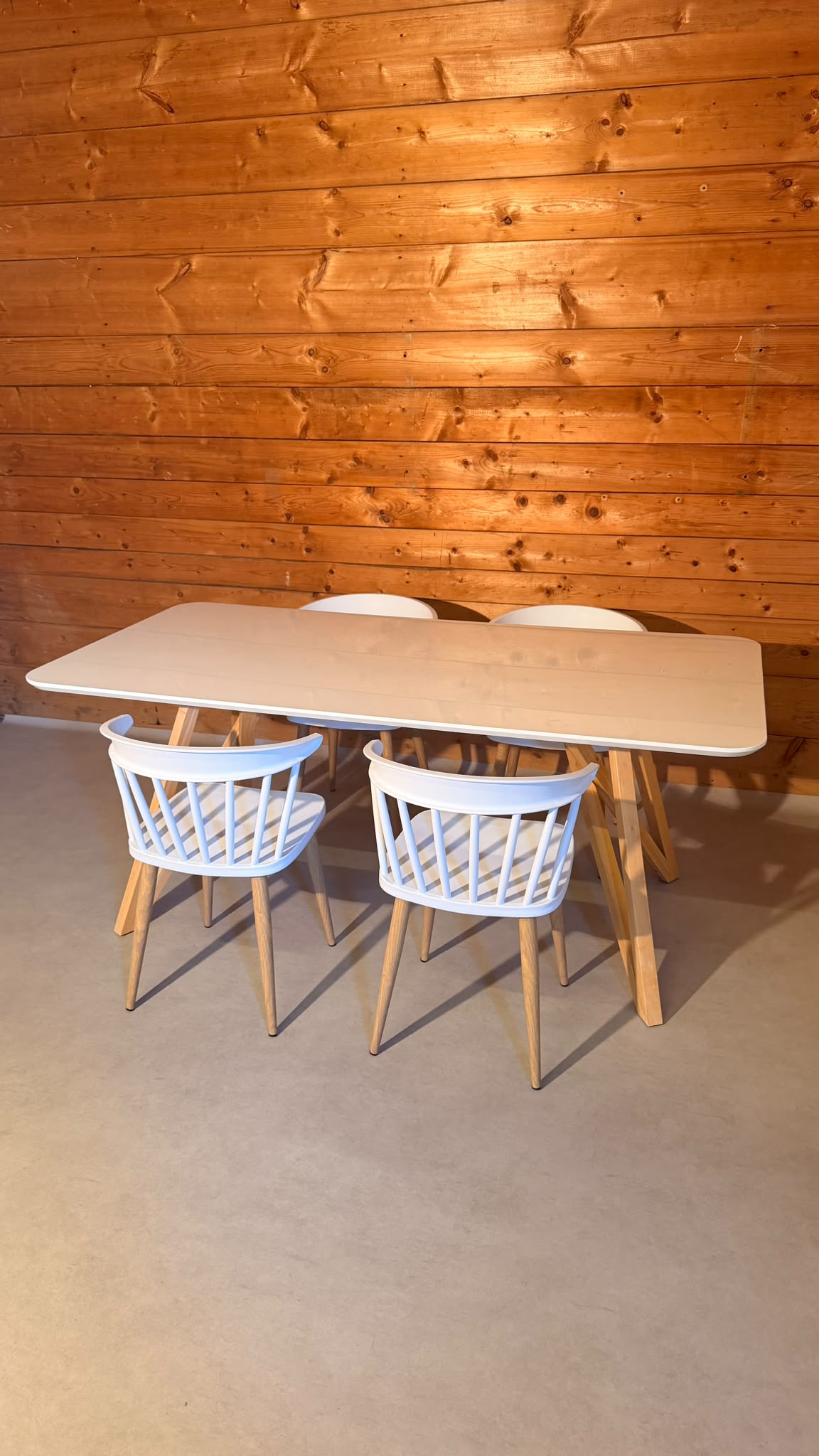 Design Tisch in weiss mit Holzgestell im Skandi Stil
