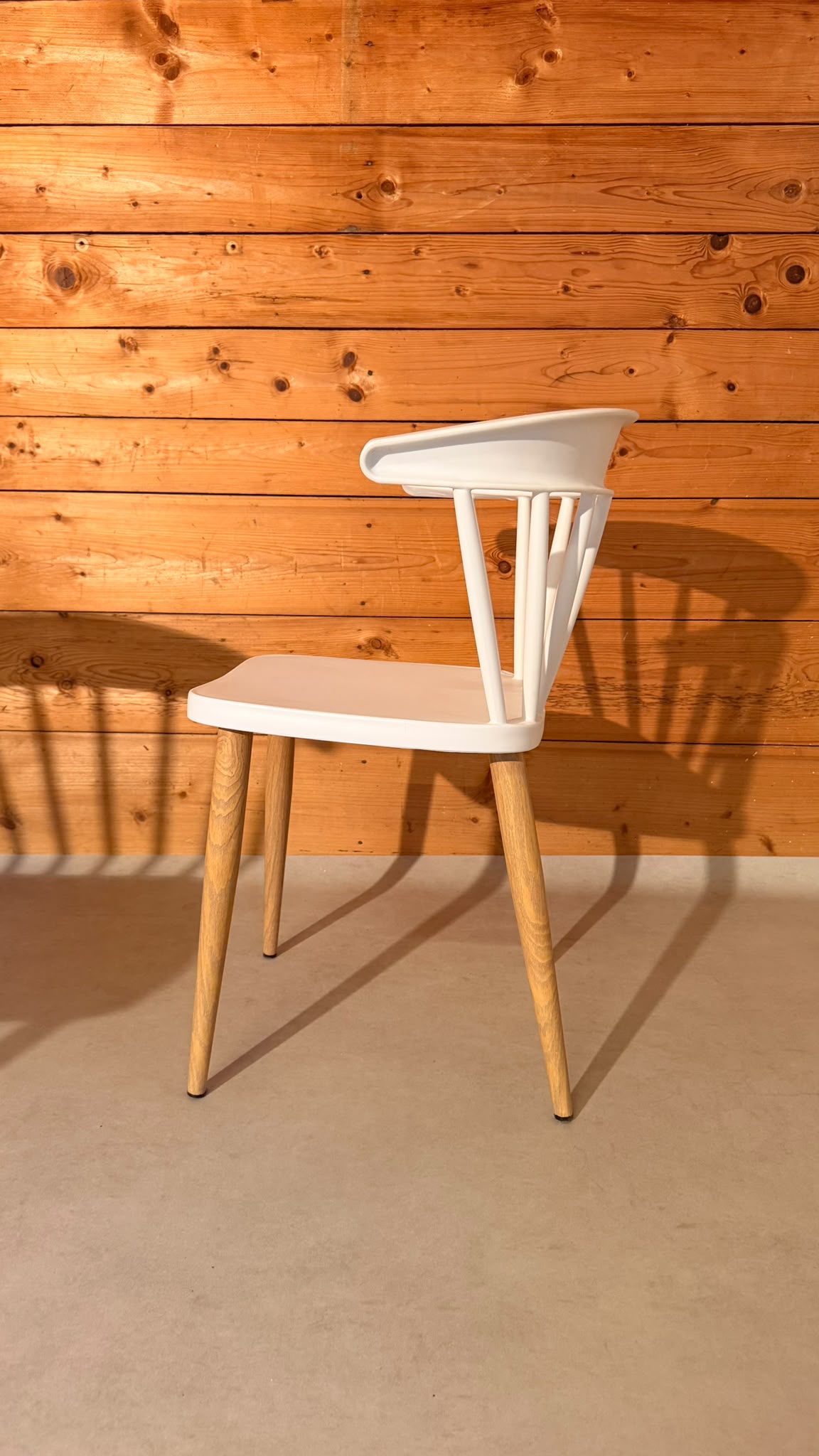 4 Stühle im skandinavischen Windsor Stil, Sprossenstühle