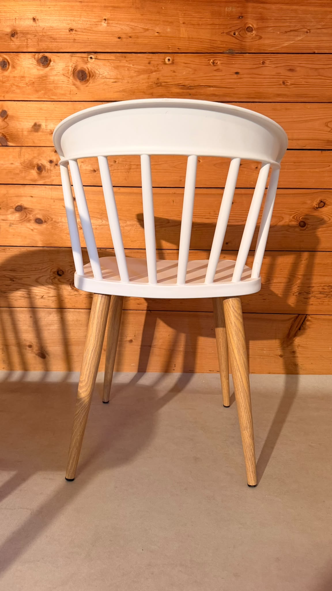 4 Stühle im skandinavischen Windsor Stil, Sprossenstühle