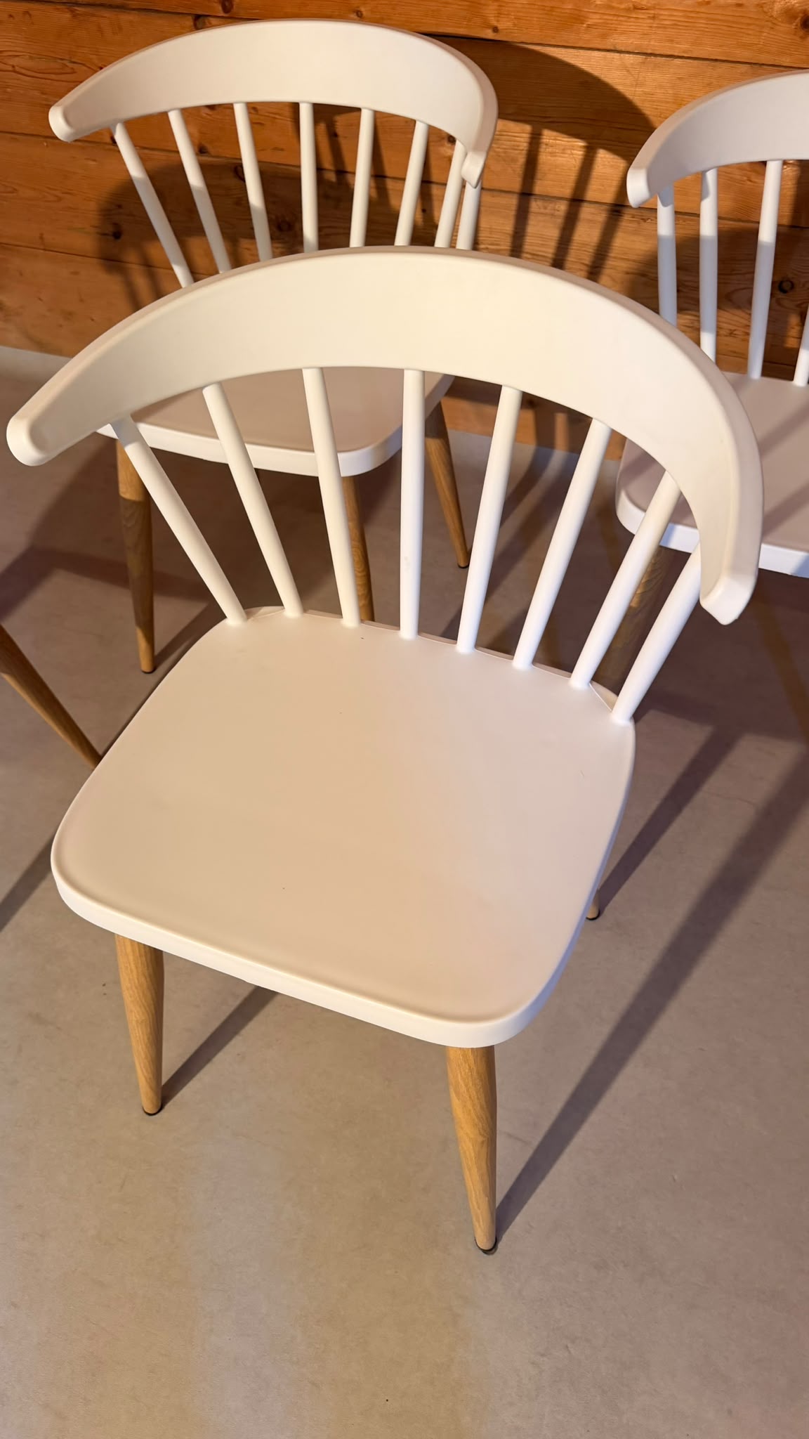 4 Stühle im skandinavischen Windsor Stil, Sprossenstühle