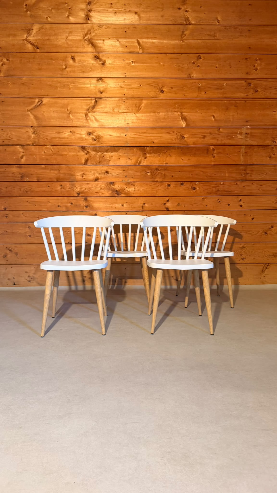 4 Stühle im skandinavischen Windsor Stil, Sprossenstühle