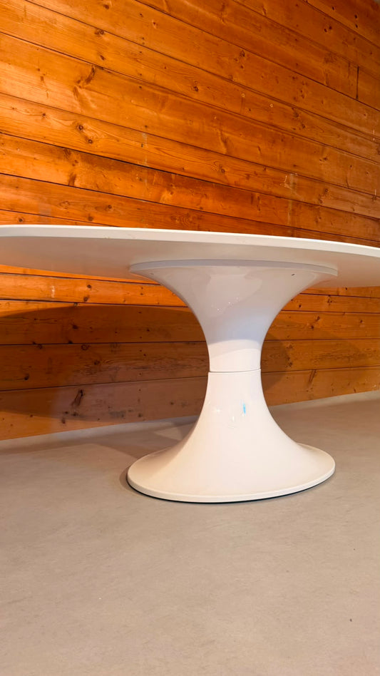Ovaler Space Age Tisch mit Tulpenfuss in weiss, Tulip Stil