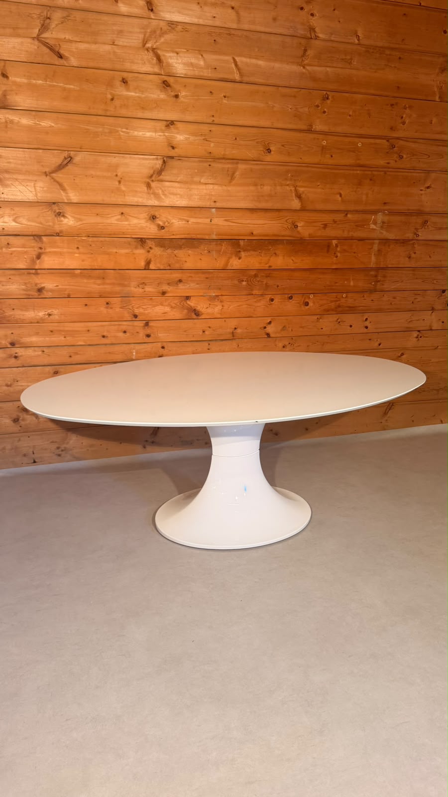 Ovaler Space Age Tisch mit Tulpenfuss in weiss, Tulip Stil