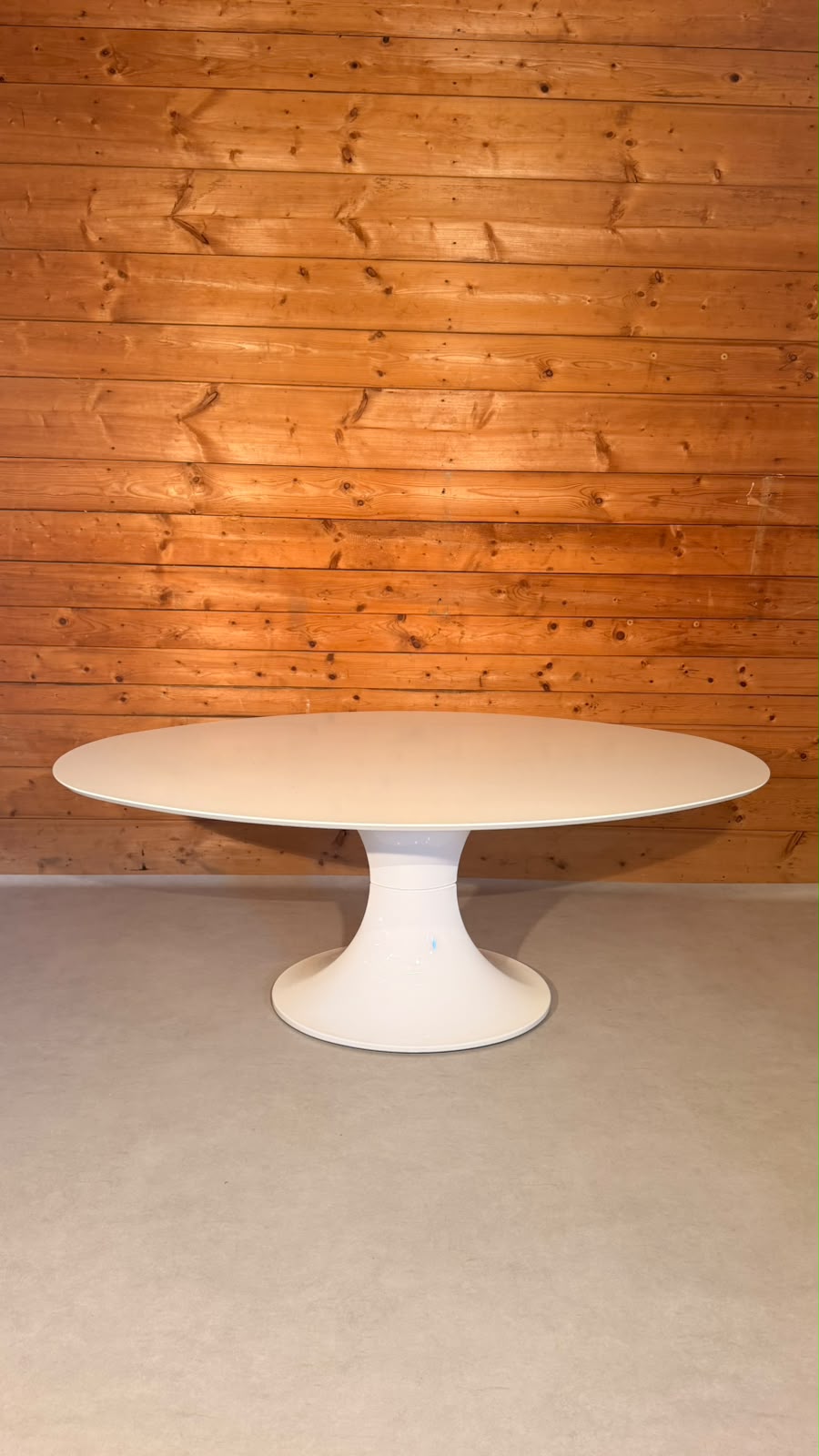 Ovaler Space Age Tisch mit Tulpenfuss in weiss, Tulip Stil
