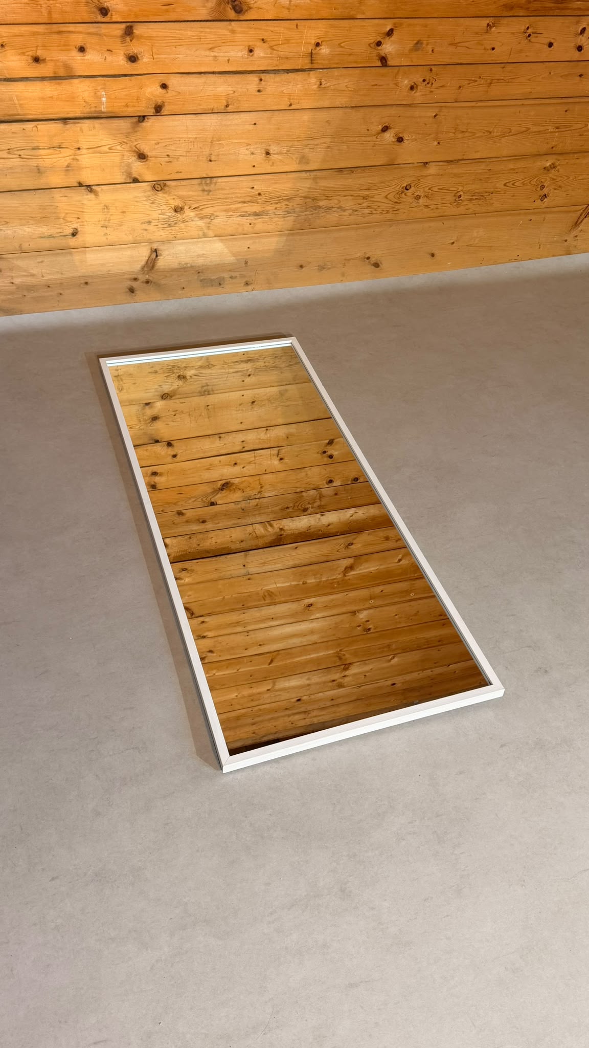 Spiegel mit weissem Rahmen, flexible Wandmontage