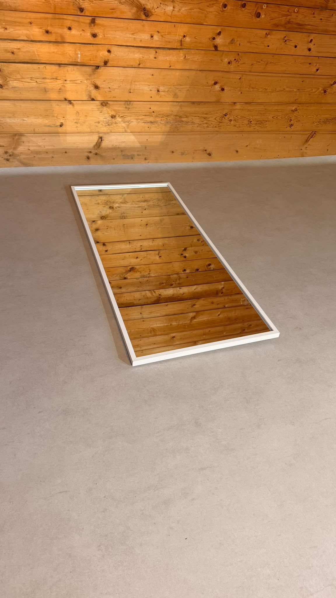 Spiegel mit weissem Rahmen, flexible Wandmontage