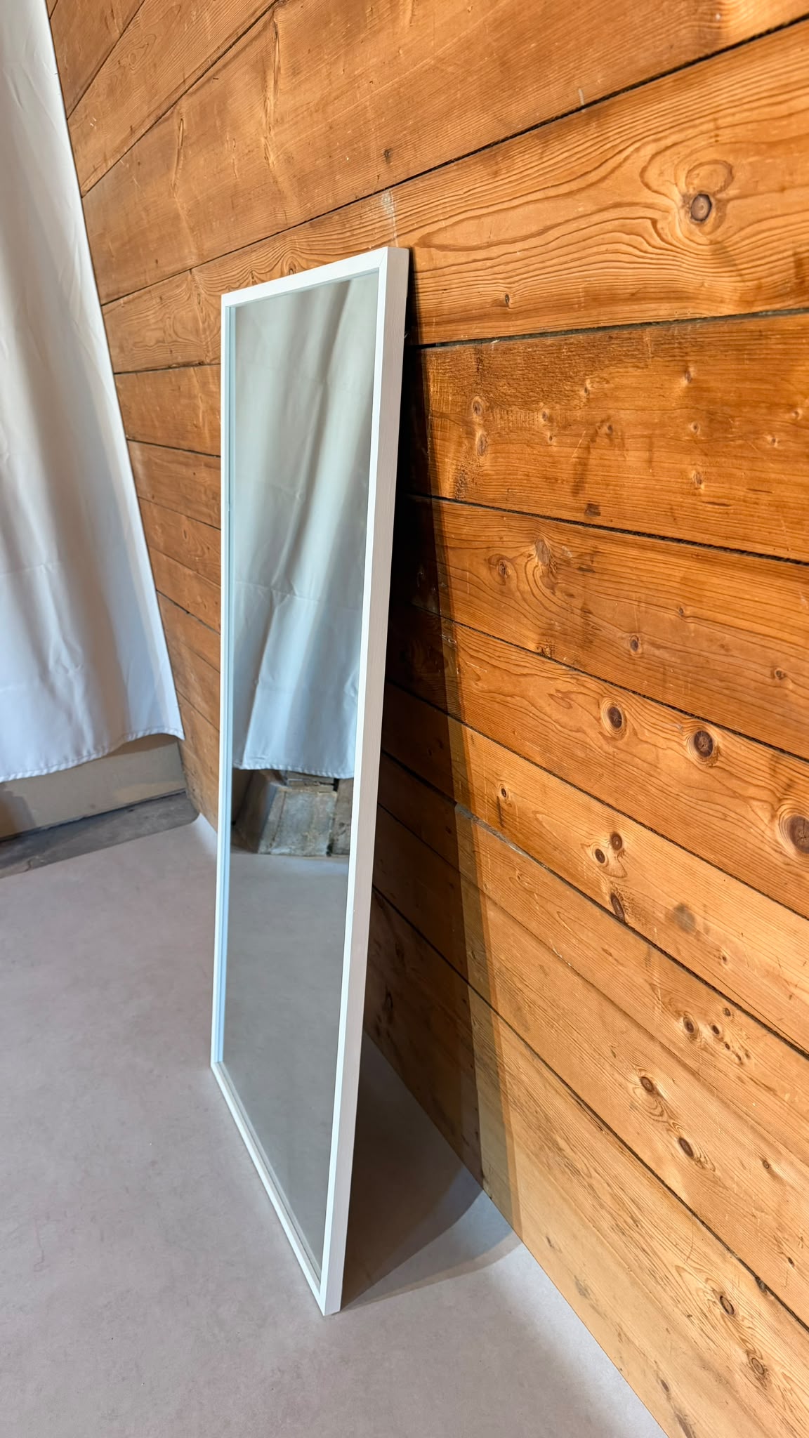 Spiegel mit weissem Rahmen, flexible Wandmontage