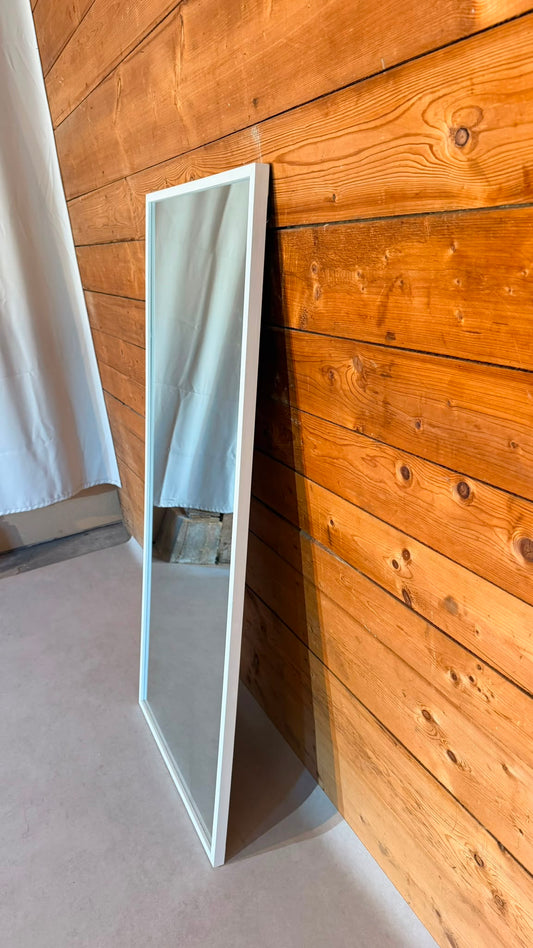 Spiegel mit weissem Rahmen, flexible Wandmontage