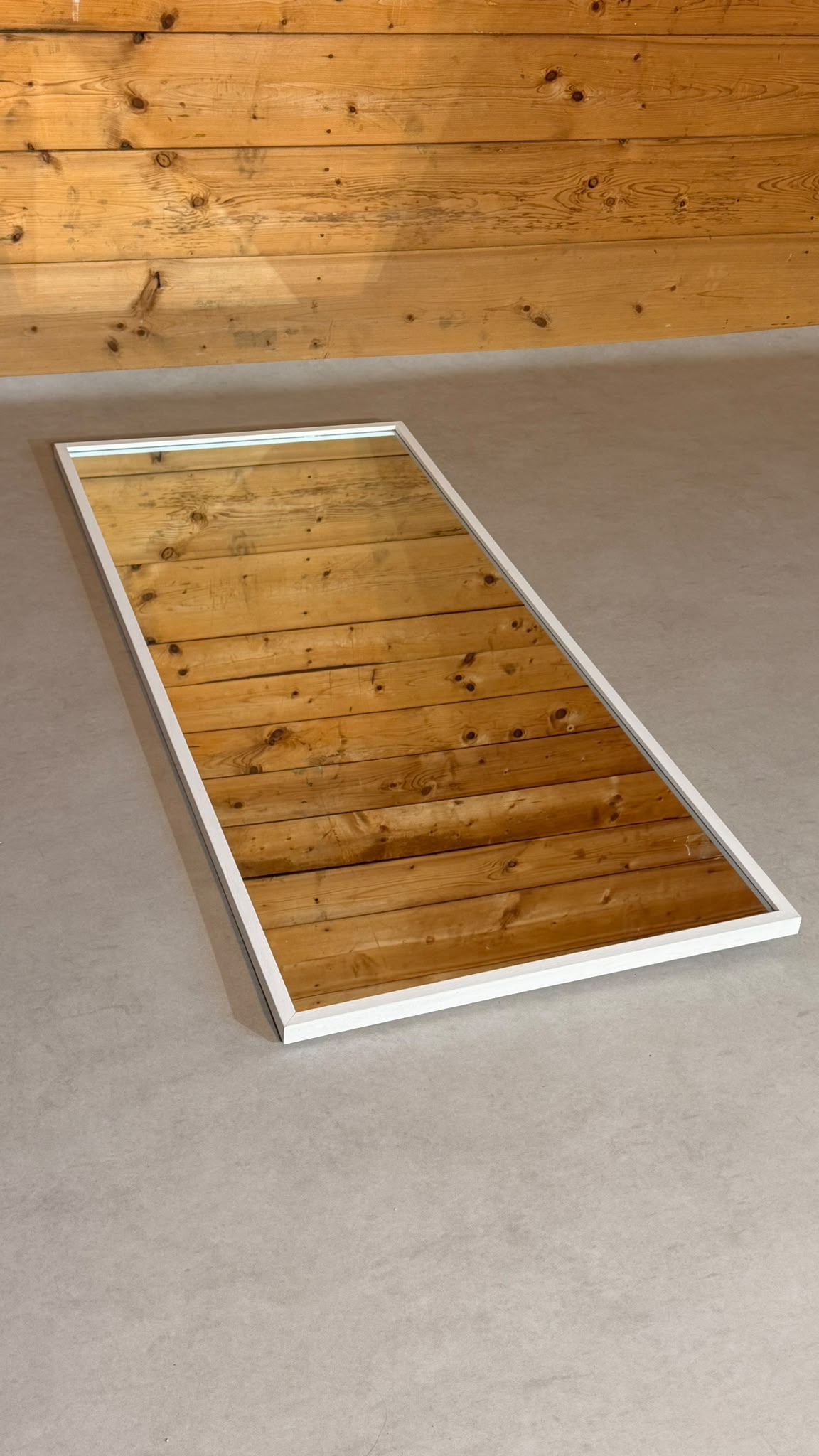 Spiegel mit weissem Rahmen, flexible Wandmontage