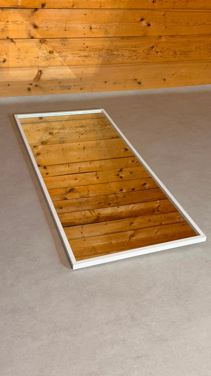 Spiegel mit weissem Rahmen, flexible Wandmontage
