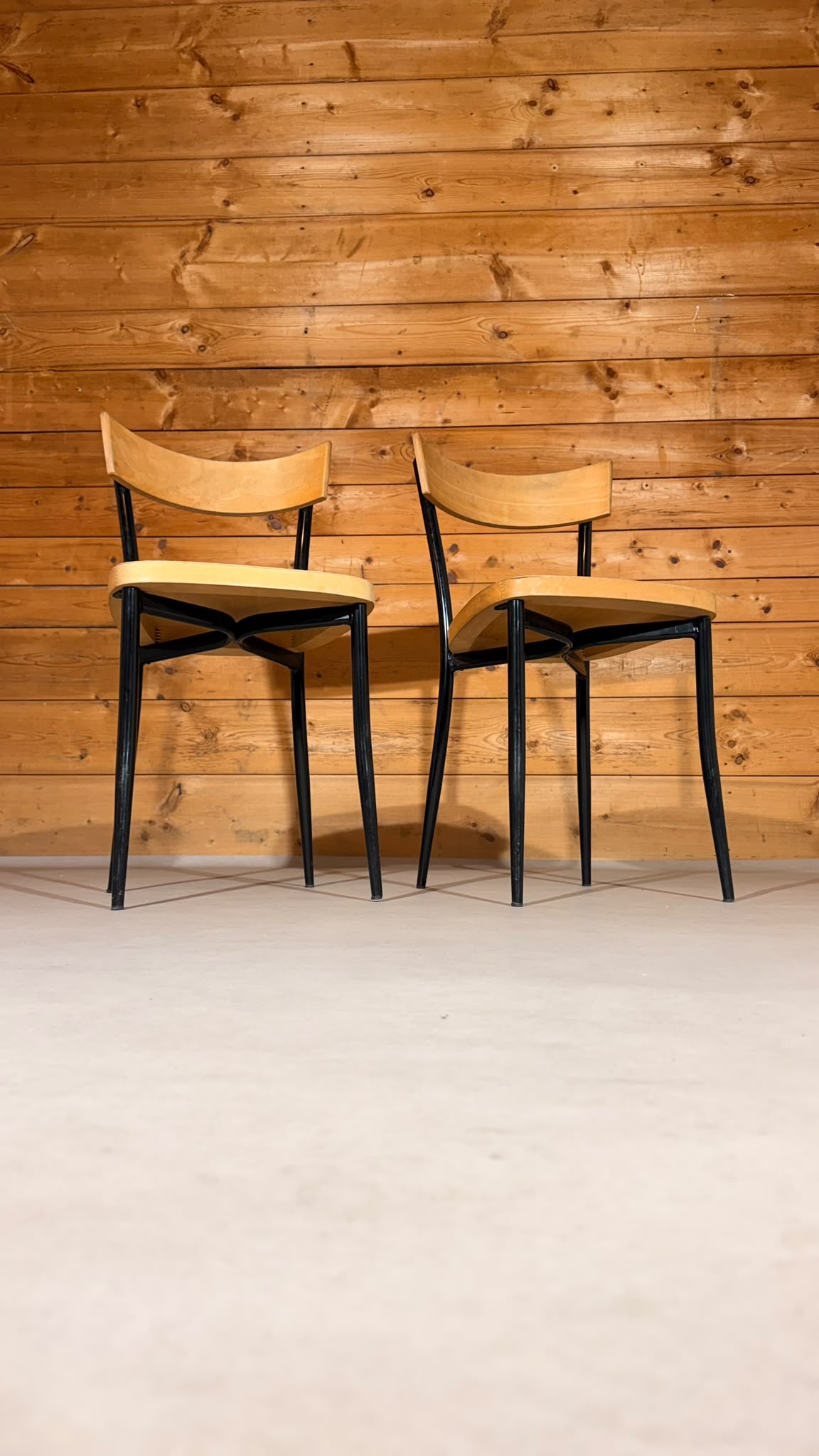 GO IN Design Munich Vintage Stühle Holz Metall