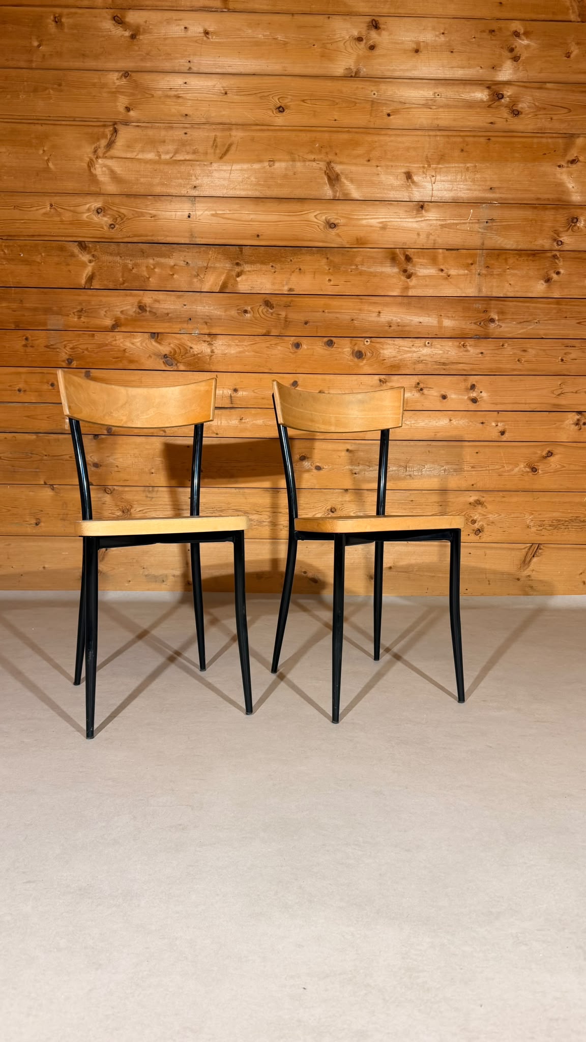 GO IN Design Munich Vintage Stühle Holz Metall