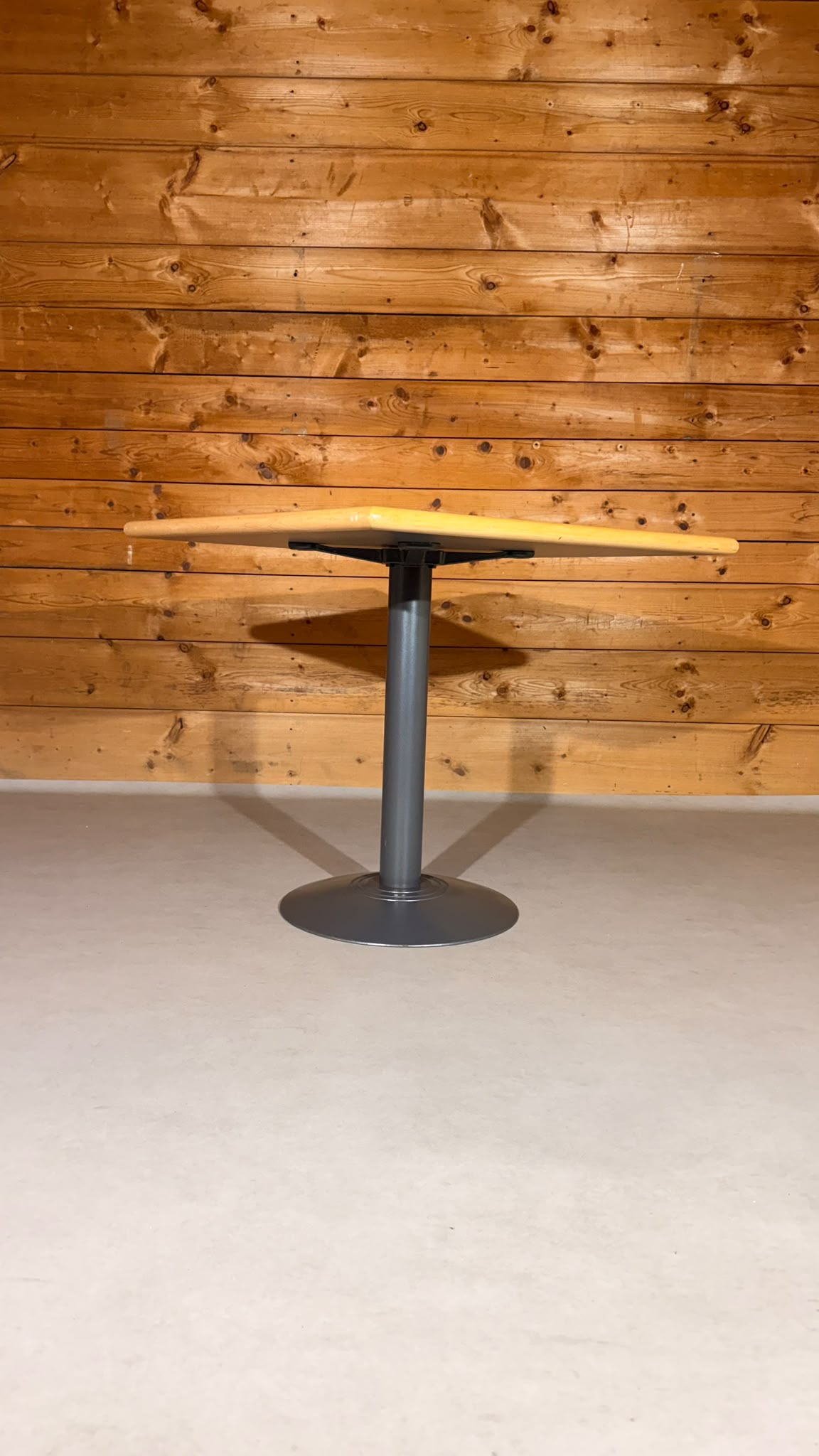 Quadratischer Tisch in grau von der Rohr AG Madiswil