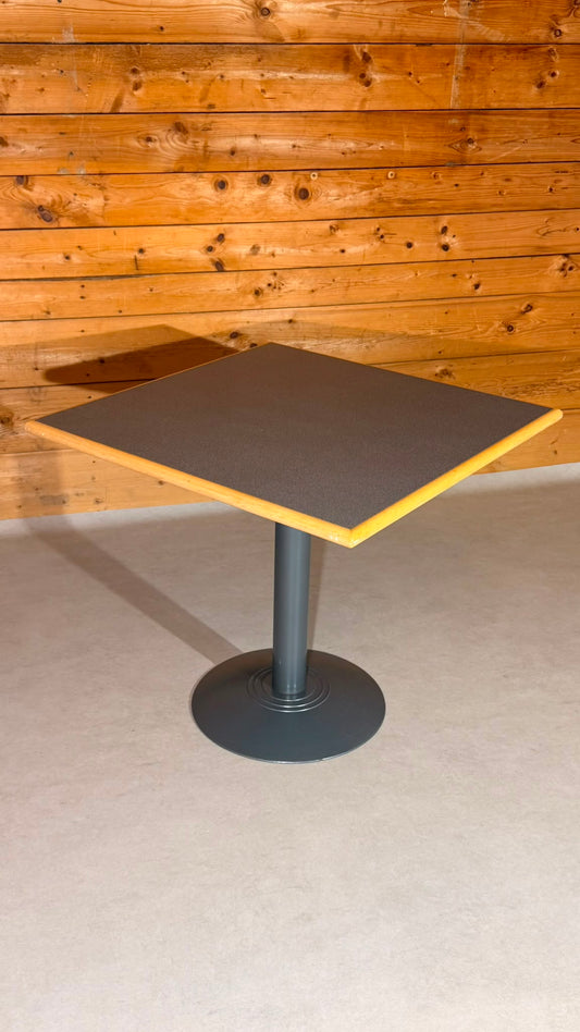 Quadratischer Tisch in grau von der Rohr AG Madiswil
