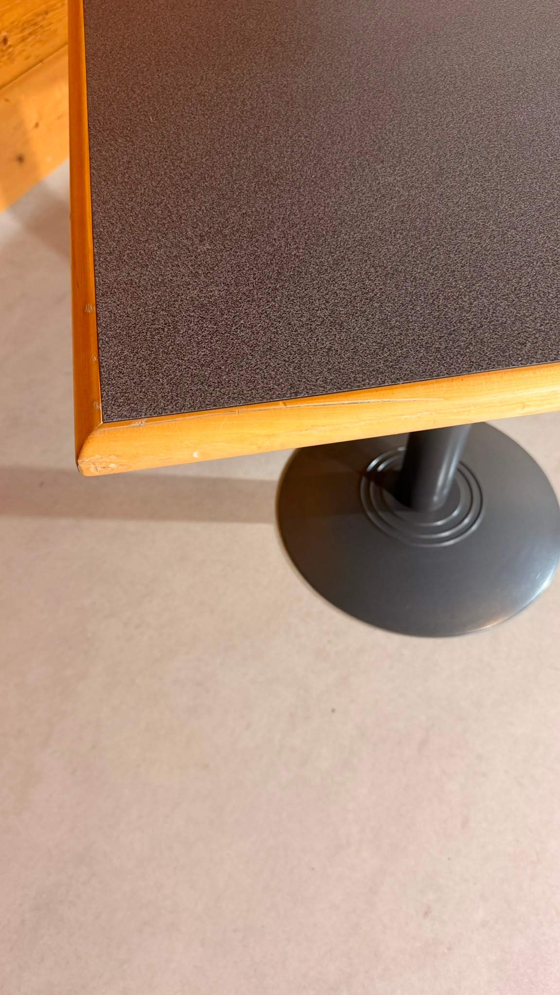 Quadratischer Tisch in grau von der Rohr AG Madiswil