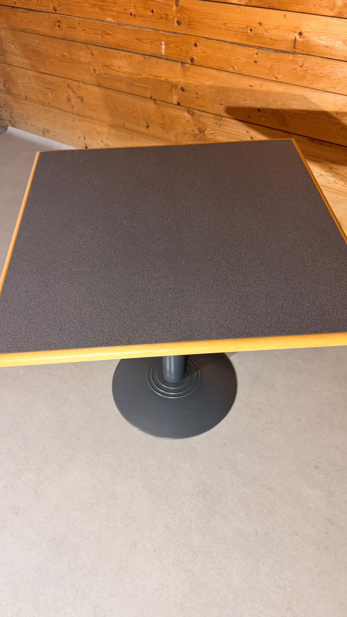 Quadratischer Tisch in grau von der Rohr AG Madiswil
